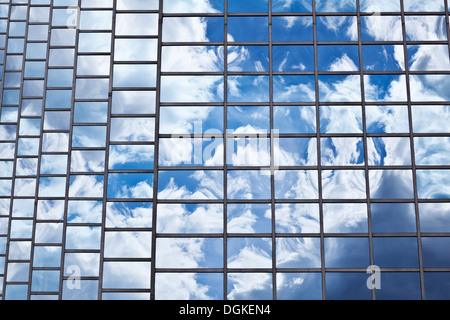 Cloudscape riflesso in un grattacielo di Denver. Foto Stock