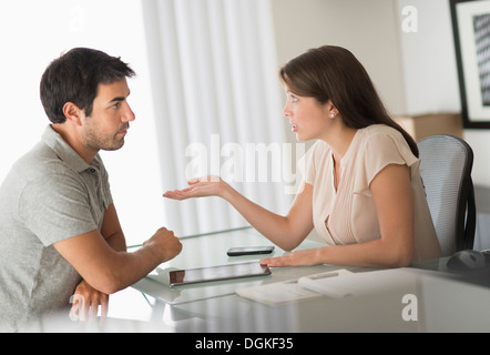Uomo e donna che parlano in office Foto Stock