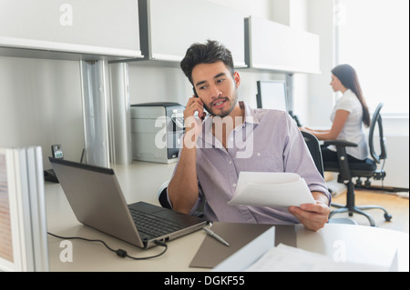 Imprenditore al lavoro in ufficio Foto Stock