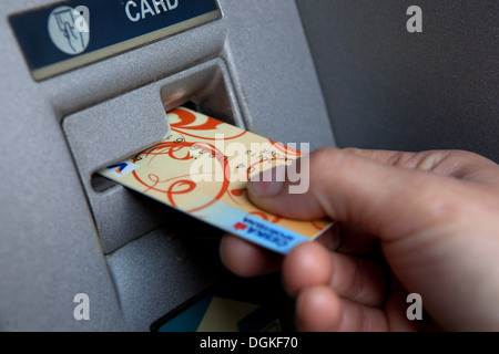 Inserire la carta di credito in una macchina ATM Foto Stock