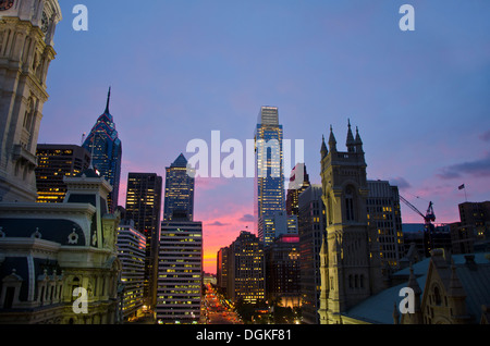 Philadelphia skyline del centro città quartiere al tramonto. In Pennsylvania, Stati Uniti d'America. Foto Stock