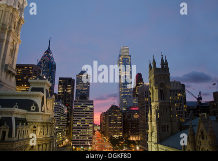 Philadelphia skyline del centro città quartiere al tramonto. In Pennsylvania, Stati Uniti d'America. Foto Stock