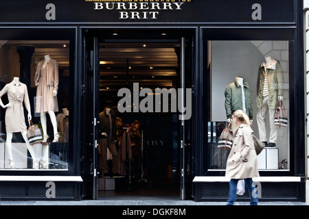 Una donna cammina dal Burberry Brit store in Covent Garden. Foto Stock