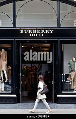 Una donna cammina dal Burberry Brit store in Covent Garden. Foto Stock