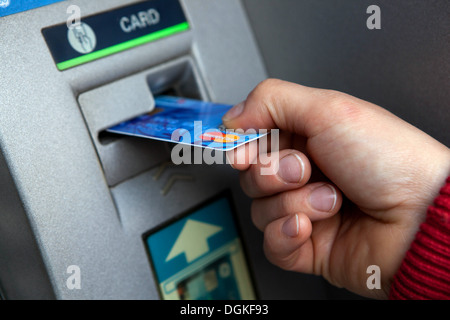 Inserire la carta di credito in un bancomat bancomat bancomat Foto Stock