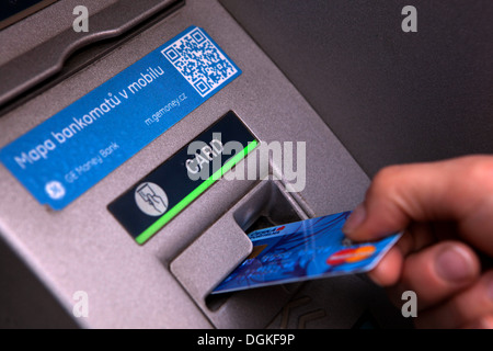 Inserire la carta di credito in una macchina ATM Foto Stock