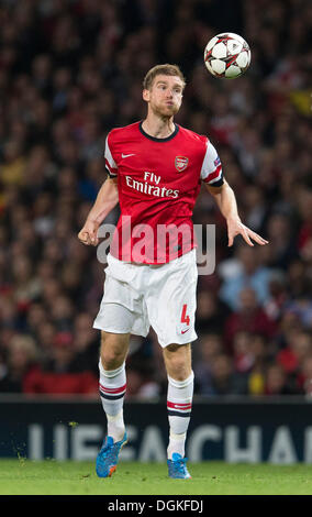 Londra, Regno Unito. 22 ottobre, 2013. Arsenal defender Per MERTESACKER durante la Champions League tra Arsenal e Borussia Dortmund da Emirates Stadium. © Azione Sport Plus/Alamy Live News Foto Stock