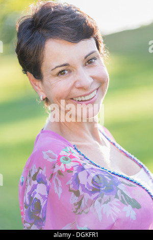 Ritratto di donna matura sorridente all'aperto Foto Stock