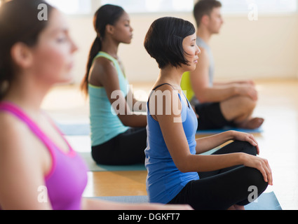 Un gruppo di giovani meditando Foto Stock