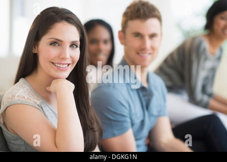 Amici seduti sul divano Foto Stock