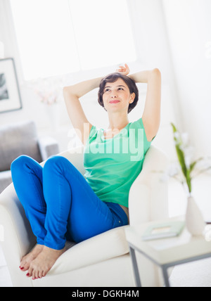Ritratto di giovane donna in un momento di relax a casa Foto Stock