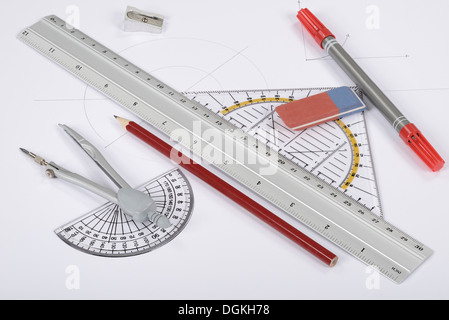 Cerchio triangolo righello gli strumenti di disegno Foto Stock