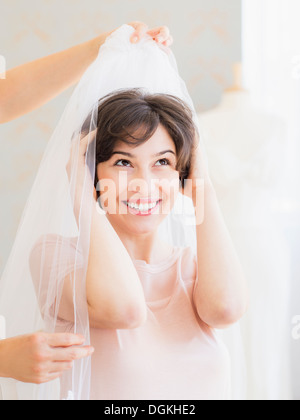 Ritratto di donna cercando sul velo di nozze Foto Stock