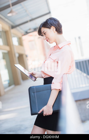 Stati Uniti d'America, New Jersey, Jersey City, ritratto di donna di affari con tavoletta digitale Foto Stock