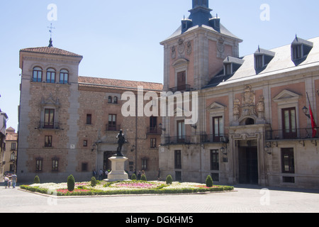 Plaza de la Villa con la ex municipio (Casa de la Villa} sulla destra, Madrid, capitale della Spagna Foto Stock