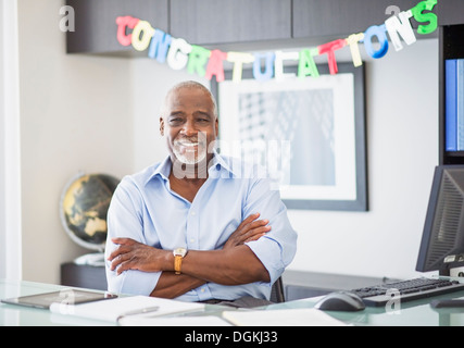Ritratto di uomo in ufficio, congratulazioni segno dietro Foto Stock