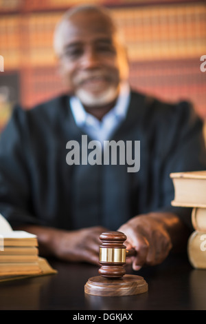 Giudice azienda martello nelle aule di tribunale Foto Stock