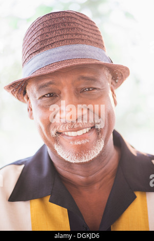 Ritratto di felice senior uomo che indossa cappello di paglia Foto Stock