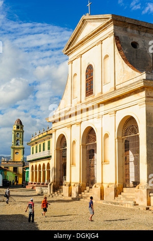 Cuba, Trinidad, Plaza mayor, iglesia de la Santisima trinidad Foto Stock