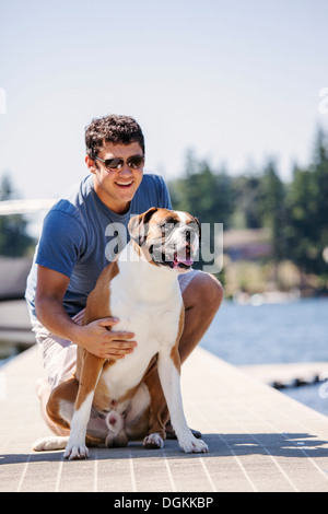 Stati Uniti d'America, Washington, Bellingham, Ritratto di giovane uomo in posa con il suo cane Foto Stock