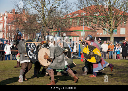 Una scaramuccia rievocazione storica tra i vichinghi e anglo-sassoni presso il Viking Festival. Foto Stock