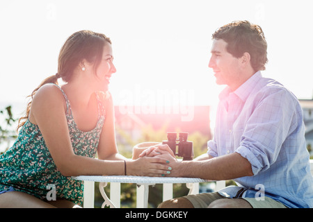 Stati Uniti d'America, Washington, Everett, vista laterale del giovane uomo e donna che guarda ad ogni altro Foto Stock