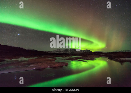 Aurora boreale sopra il lago Thingvallavatn a Thingvellir National Park in Islanda. Foto Stock