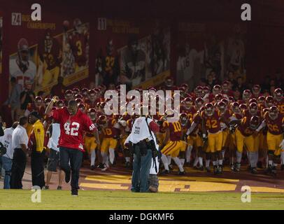 Los Angeles, CA, Stati Uniti d'America. 10 ottobre, 2013. Ottobre 10, 2013 a Los Angeles, CA.ex USC wide receiver Keyshawn Johnson conduce la USC Trojans sul campo prima del PAC 12 gioco tra l'Arizona Wildcats e l'USC Trojans presso il Los Angeles Memorial Coliseum di Los Angeles, California. L'USC Trojans sconfitto la Arizona Wildcats 38-31.(Credito: Juan Lainez / MarinMedia / Cal Sport Media) © csm/Alamy Live News Foto Stock