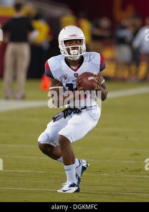 Los Angeles, CA, Stati Uniti d'America. 9 Ott, 2013. Ottobre 10, 2013 a Los Angeles, CA.Arizona wide receiver Terrence Miller (18) si riscalda prima della PAC 12 gioco tra l'Arizona Wildcats e l'USC Trojans al Colosseo in Los Angeles, California. L'USC Trojans sconfitto la Arizona Wildcats 38-31.(Credito: Juan Lainez / MarinMedia / Cal Sport Media) © csm/Alamy Live News Foto Stock