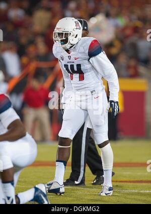 Los Angeles, CA, Stati Uniti d'America. 10 ottobre, 2013. Ottobre 10, 2013 a Los Angeles, CA.Arizona Tellas sicurezza Jones (14) diventa pronto durante il Pac 12 gioco tra l'Arizona Wildcats e l'USC Trojans al Colosseo in Los Angeles, California. L'USC Trojans sconfitto la Arizona Wildcats 38-31.(Credito: Juan Lainez / MarinMedia / Cal Sport Media) © csm/Alamy Live News Foto Stock