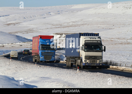 Il traffico si muove liberamente nonostante la neve pesante sul Woodhead Passo che collega Manchester e Sheffield. Foto Stock