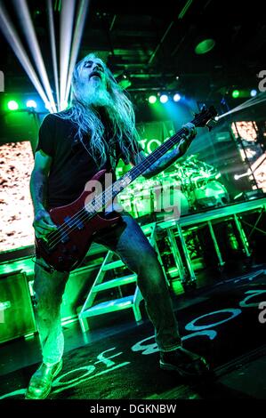 Toronto, Ontario, Canada. 22 ottobre, 2013. American metal band "Agnello di Dio" hanno aperto il loro tour del Nord America in Toronto. JOHN CAMPBELL sul palco di Kool Haus. © Igor Vidyashev/ZUMAPRESS.com/Alamy Live News Foto Stock