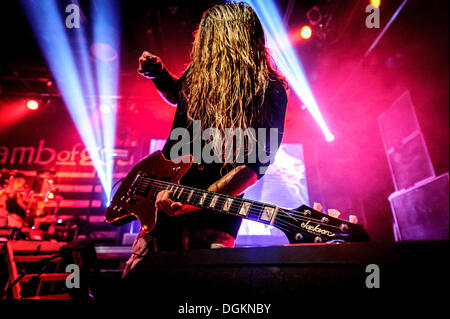 Toronto, Ontario, Canada. 22 ottobre, 2013. American metal band "Agnello di Dio" hanno aperto il loro tour del Nord America in Toronto. MARK MORTON sul palco di Kool Haus. © Igor Vidyashev/ZUMAPRESS.com/Alamy Live News Foto Stock