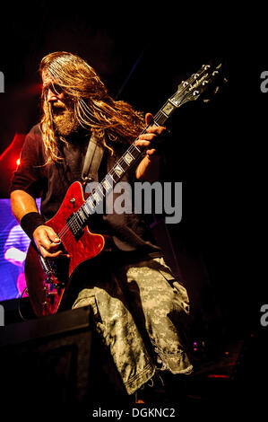 Toronto, Ontario, Canada. 22 ottobre, 2013. American metal band "Agnello di Dio" hanno aperto il loro tour del Nord America in Toronto. MARK MORTON sul palco di Kool Haus. © Igor Vidyashev/ZUMAPRESS.com/Alamy Live News Foto Stock