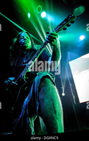 Toronto, Ontario, Canada. 22 ottobre, 2013. American metal band "Agnello di Dio" hanno aperto il loro tour del Nord America in Toronto. WILLIE ADLER sul palco di Kool Haus. © Igor Vidyashev/ZUMAPRESS.com/Alamy Live News Foto Stock