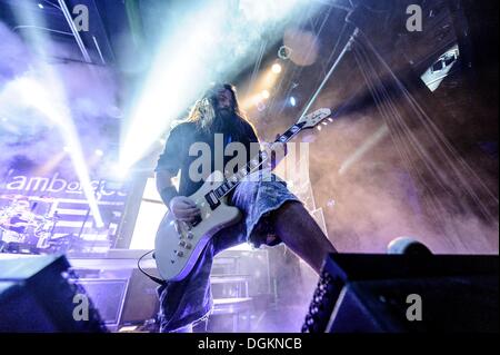 Toronto, Ontario, Canada. 22 ottobre, 2013. American metal band "Agnello di Dio" hanno aperto il loro tour del Nord America in Toronto. MARK MORTON sul palco di Kool Haus. © Igor Vidyashev/ZUMAPRESS.com/Alamy Live News Foto Stock