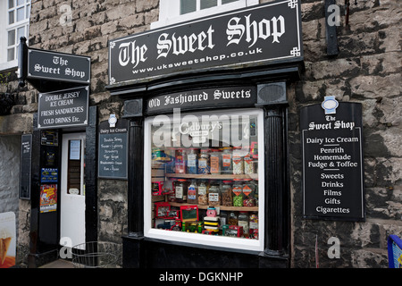 Il negozio di dolci la Piazza del Mercato di Kirkby Lonsdale. Foto Stock