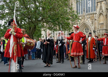 La York attende fuori del Minster per celebrare 800 anni dalla York è stato concesso un Royal Charter da Re Giovanni nel 1212. Foto Stock