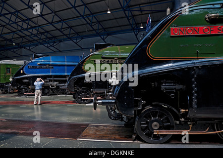 Un uomo di fotografare uno di A4 Pacific locomotive a vapore presso il Museo nazionale delle ferrovie. Foto Stock