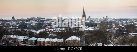 Guardando verso il basso sulla coperta di neve tetti di Norwich City. Foto Stock