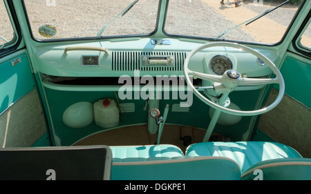 All'interno di un veicolo sul display a duplicazioni presso la sala VW festival. Foto Stock