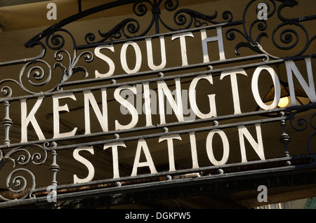 La stazione della metropolitana di South Kensington ferro battuto segno. Foto Stock