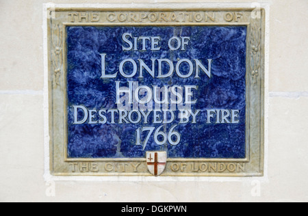 Targa blu segna il sito di London House in Aldersgate Street. Foto Stock