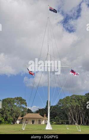 Pennone di fronte alla casa del trattato, Waitangi Treaty Grounds, Waitangi, Isola del nord, Nuova Zelanda Foto Stock