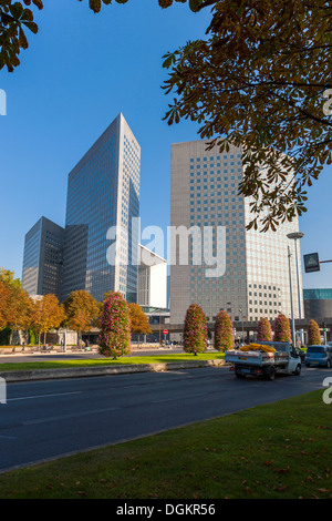 Una vista verso la Grande Arche di Parigi. Foto Stock