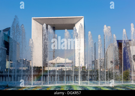 Una vista verso la Grande Arche di Parigi. Foto Stock