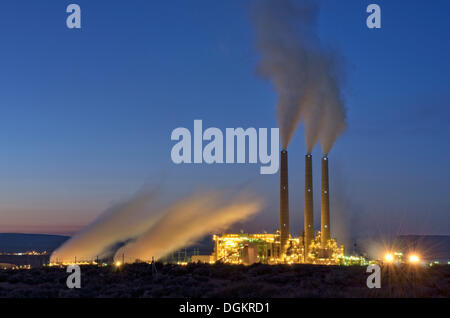Centrali a carbone vegetale, Navajo stazione di generazione di notte, Navajo Nation Reservation, Pagina, Arizona, Stati Uniti Foto Stock