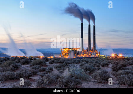 Centrali a carbone vegetale, Navajo stazione di generazione, di sera, Navajo Nation Reservation, Pagina, Arizona, Stati Uniti Foto Stock