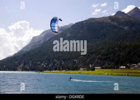 Il kite surf sul lago di Sils, Engadina, Svizzera, Europa Foto Stock