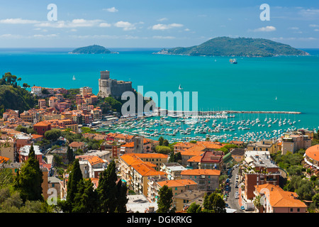 Una vista su Lerici e il golfo di La Spezia con l'isola Palmaria in background. Foto Stock